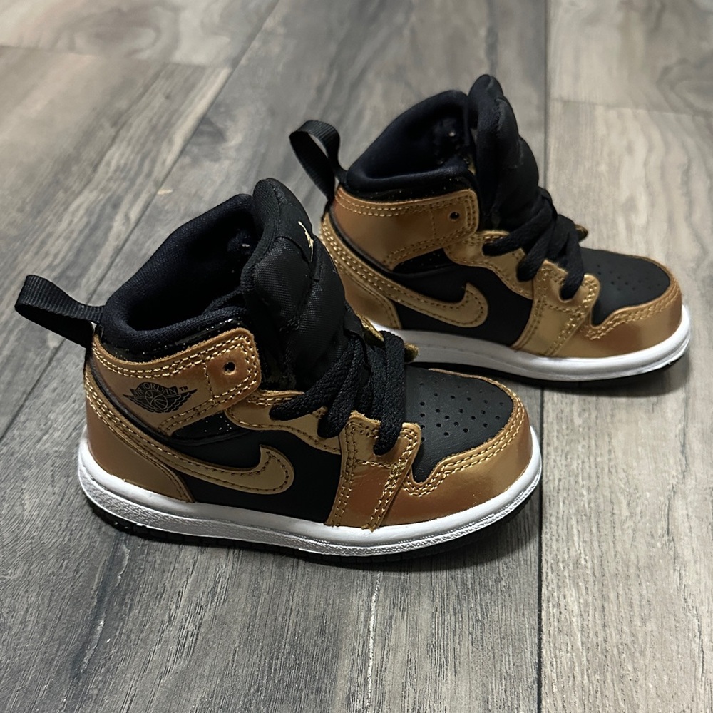 Jordan 1 Mid Nike Black and Gold Sneakers  NWOT 6c